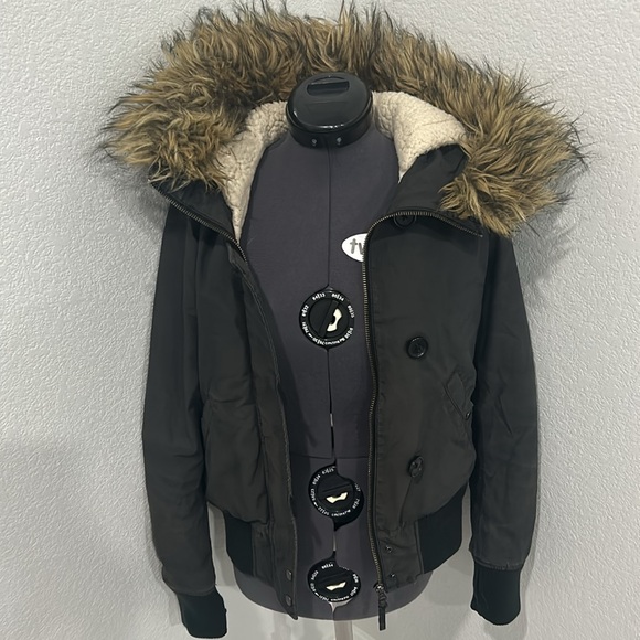 ๐ฅ SOLD ๐ฅ Extremely warm bomber jacket with furry hoodie. - Picture 2 of 5